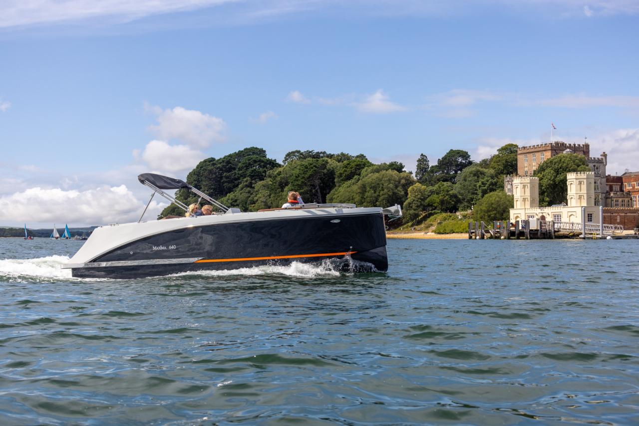 The New Maxima 640 - Base Boat Build from