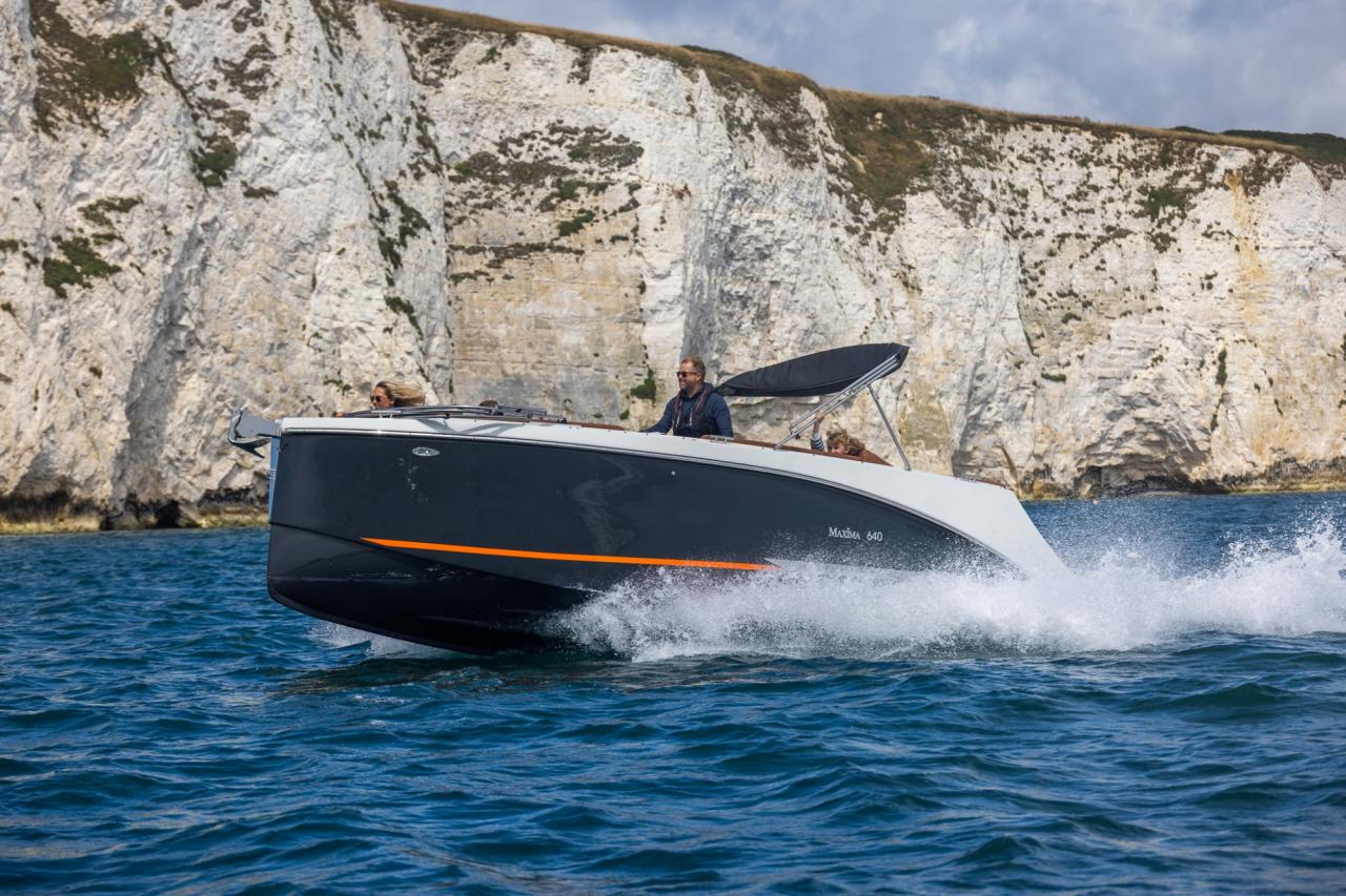 The New Maxima 640 - Base Boat Build from