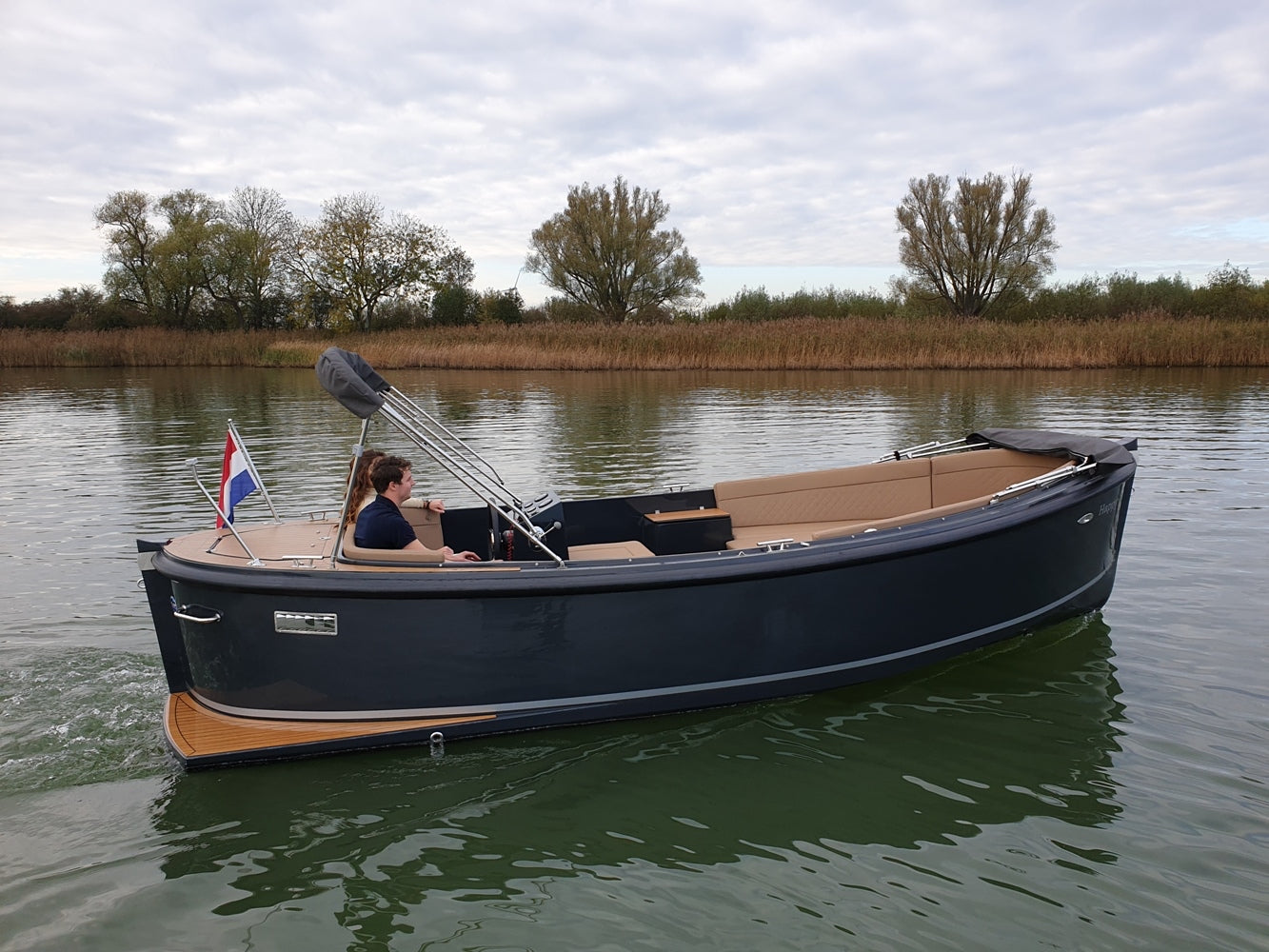 The Maxima 650 Flying Lounge - Base Boat Build from