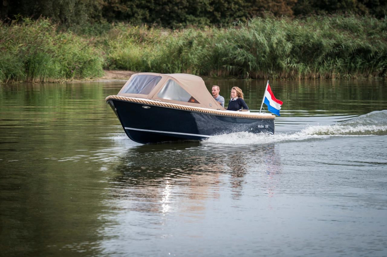 The Maxima 550 - Base Boat Build from