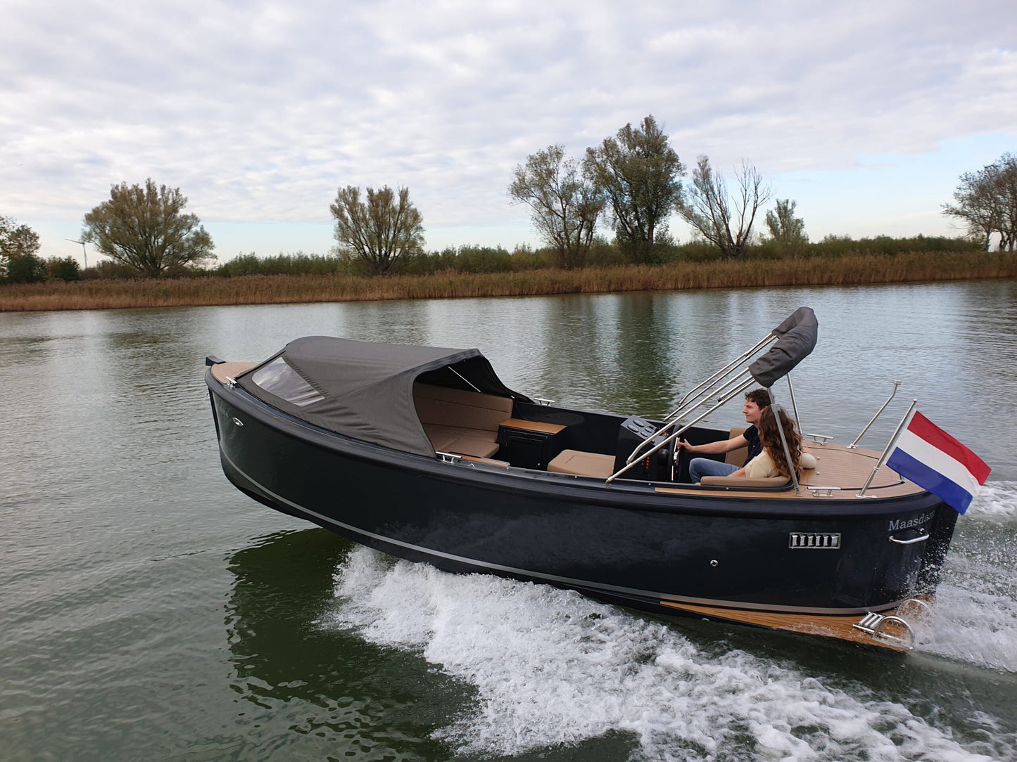 The Maxima 650 Flying Lounge - Base Boat Build from