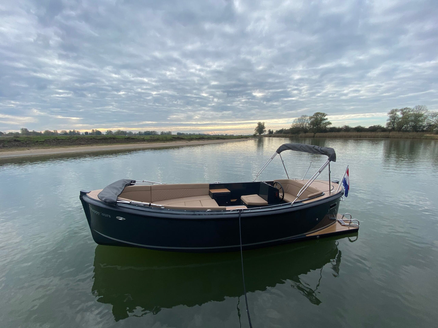 The Maxima 650 Flying Lounge - Base Boat Build from