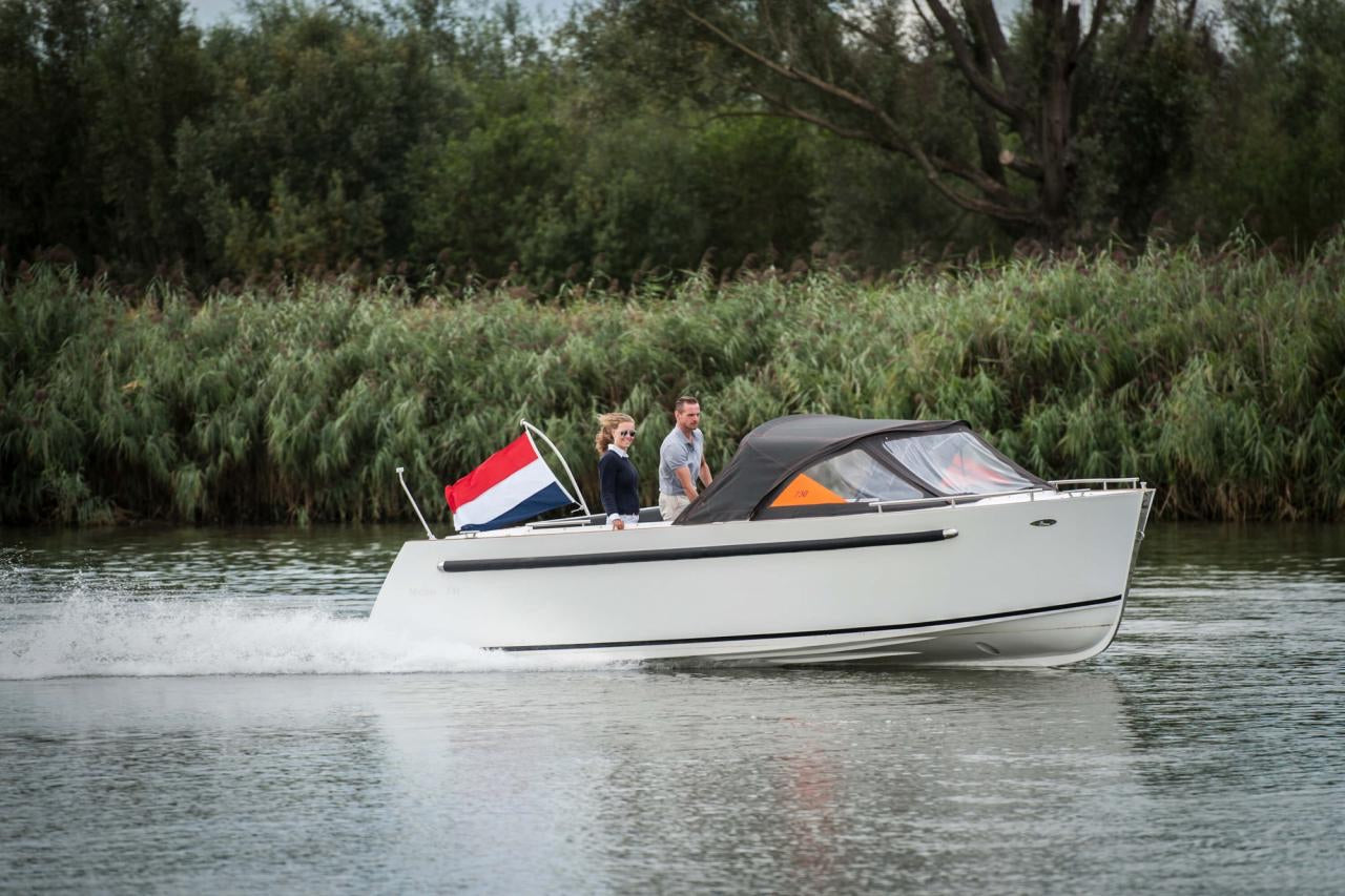 The Maxima 730 - Base Boat Build from