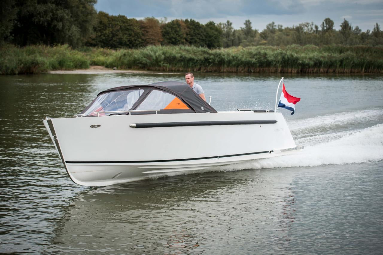 The Maxima 730 - Base Boat Build from