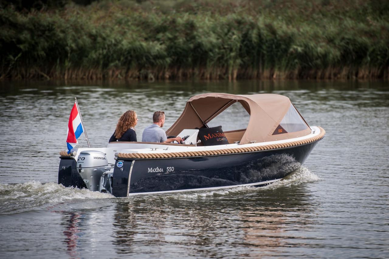 The Maxima 550 - Base Boat Build from