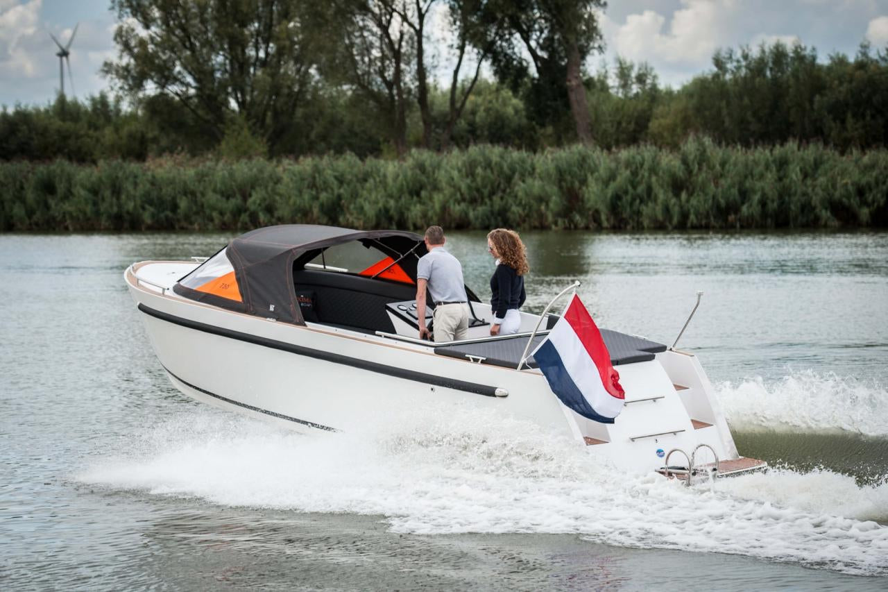 The Maxima 730 - Base Boat Build from