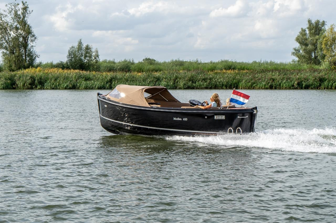 The Maxima 650 Flying Lounge - Base Boat Build from