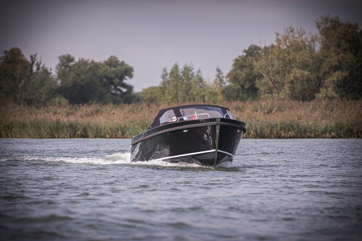 The Maxima 720 Retro - Base Boat Build from