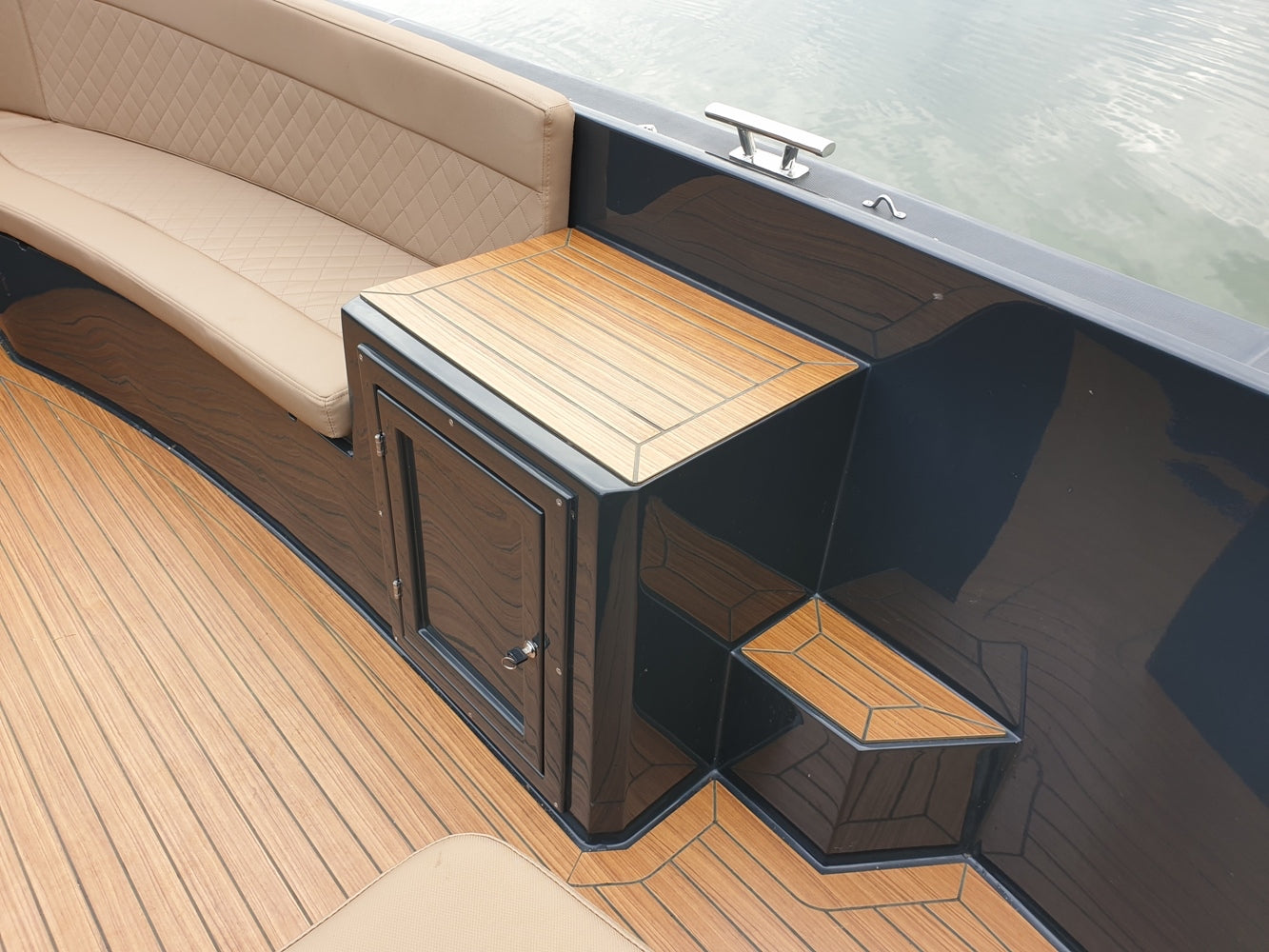 The Maxima 650 Flying Lounge - Base Boat Build from