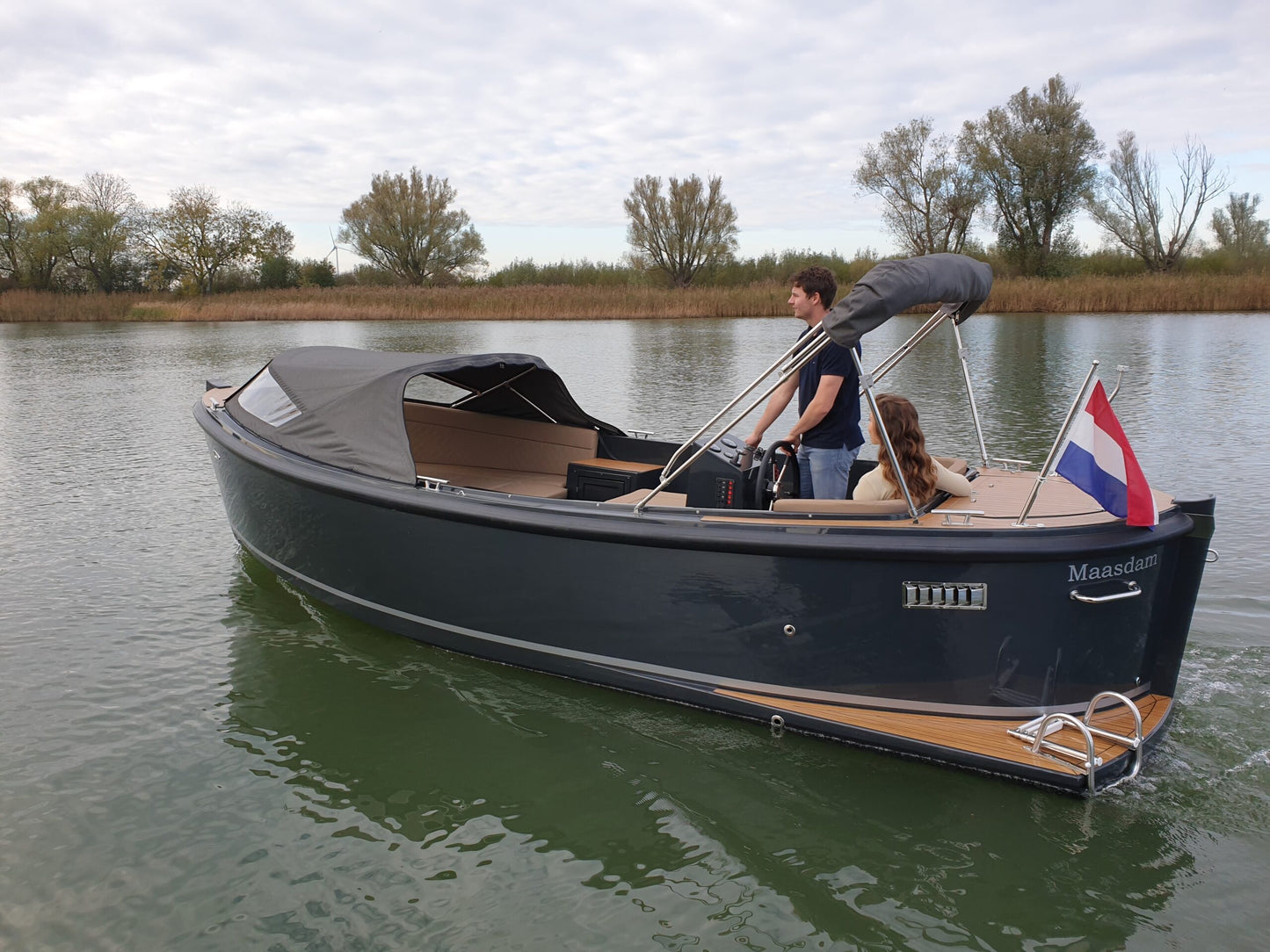 The Maxima 650 Flying Lounge - Base Boat Build from