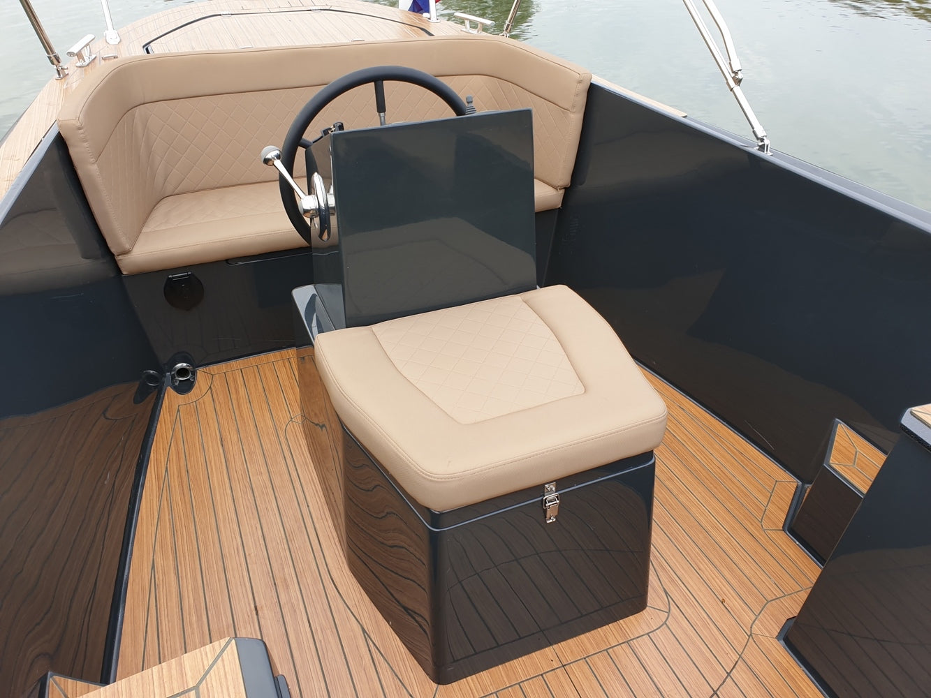 The Maxima 650 Flying Lounge - Base Boat Build from