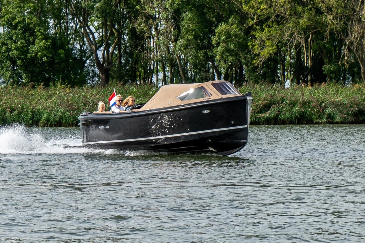 The Maxima 650 Flying Lounge - Base Boat Build from