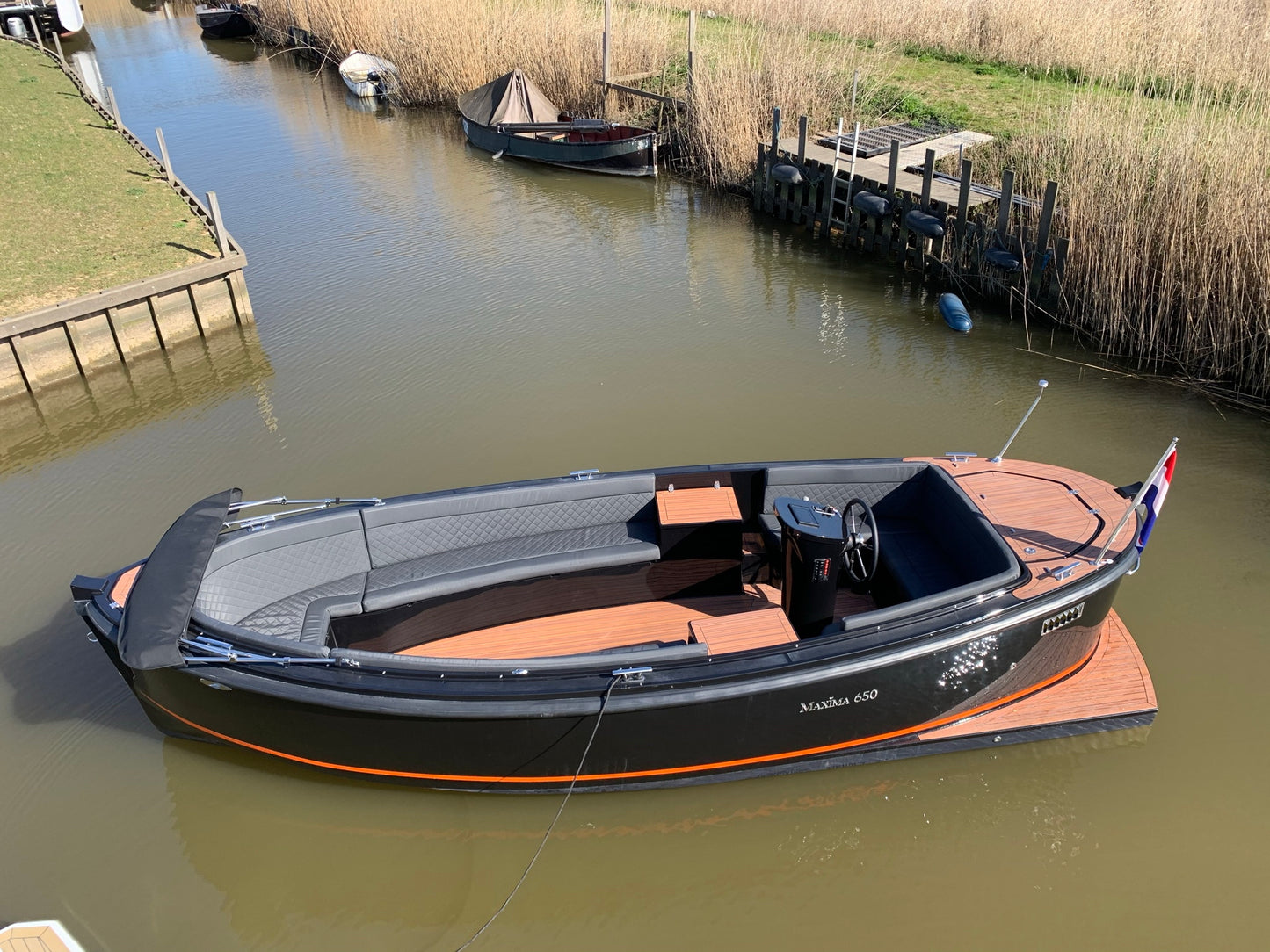 The Maxima 650 Flying Lounge - Base Boat Build from