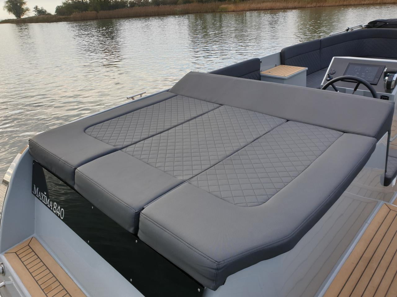 The Maxima 840 - Base Boat Build from