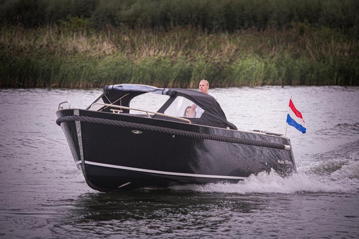 The Maxima 720 Retro - Base Boat Build from