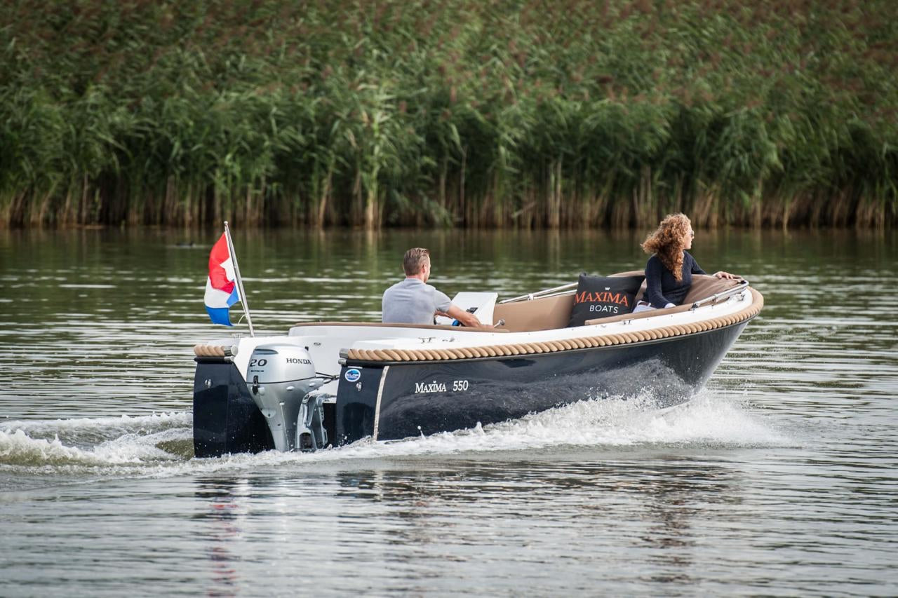 The Maxima 550 - Base Boat Build from