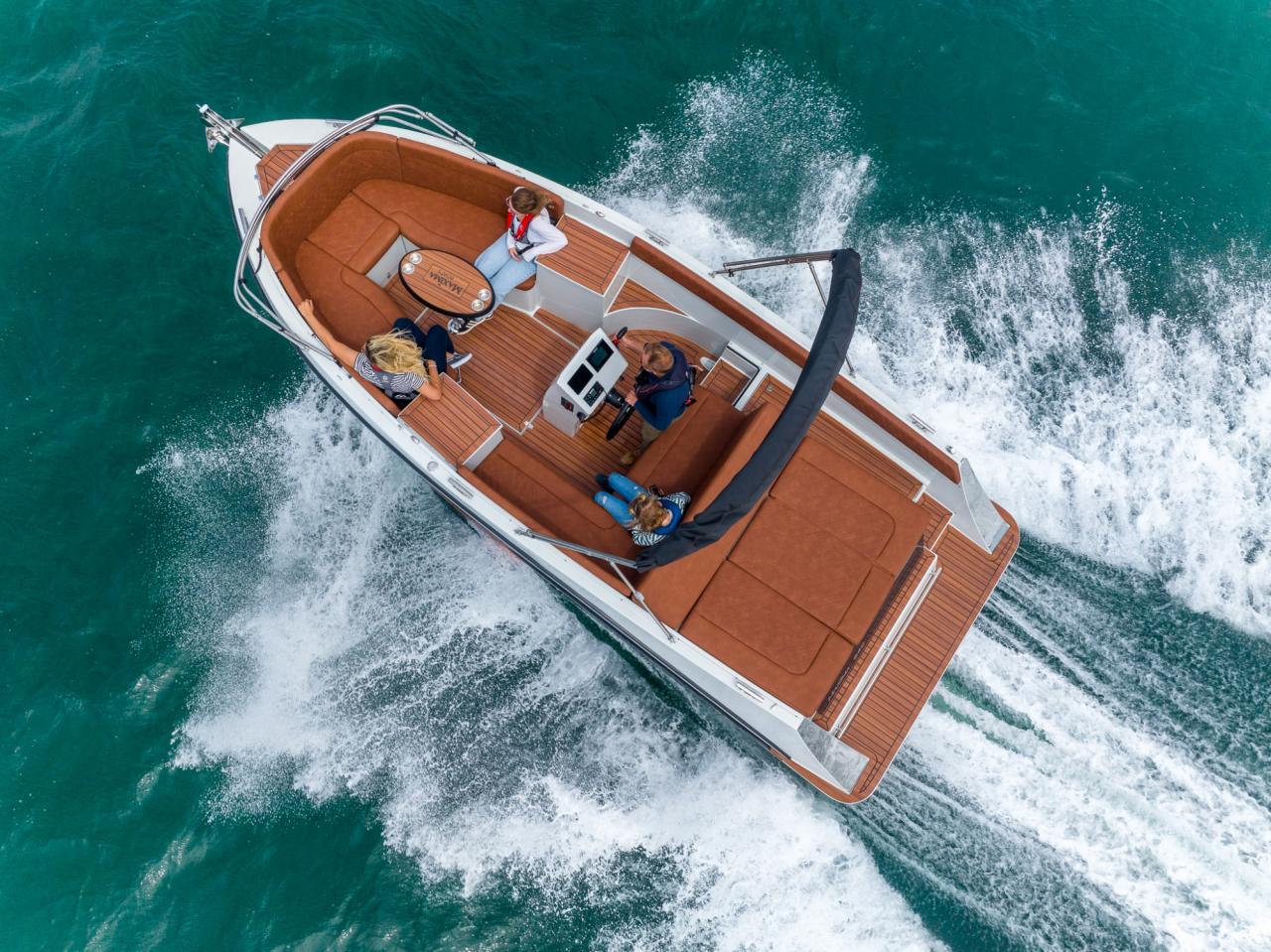 The New Maxima 640 - Base Boat Build from