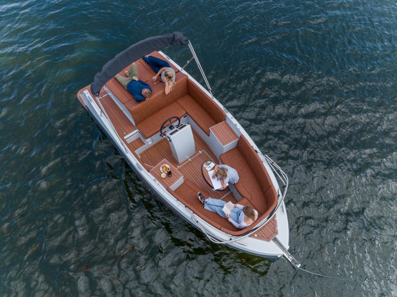 The New Maxima 640 - Base Boat Build from