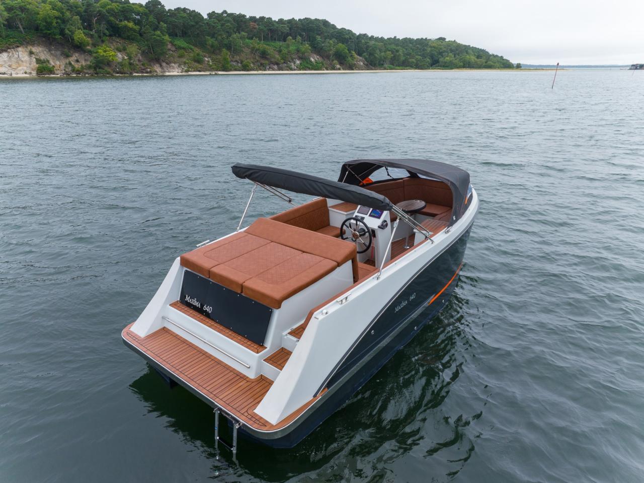 The New Maxima 640 - Base Boat Build from