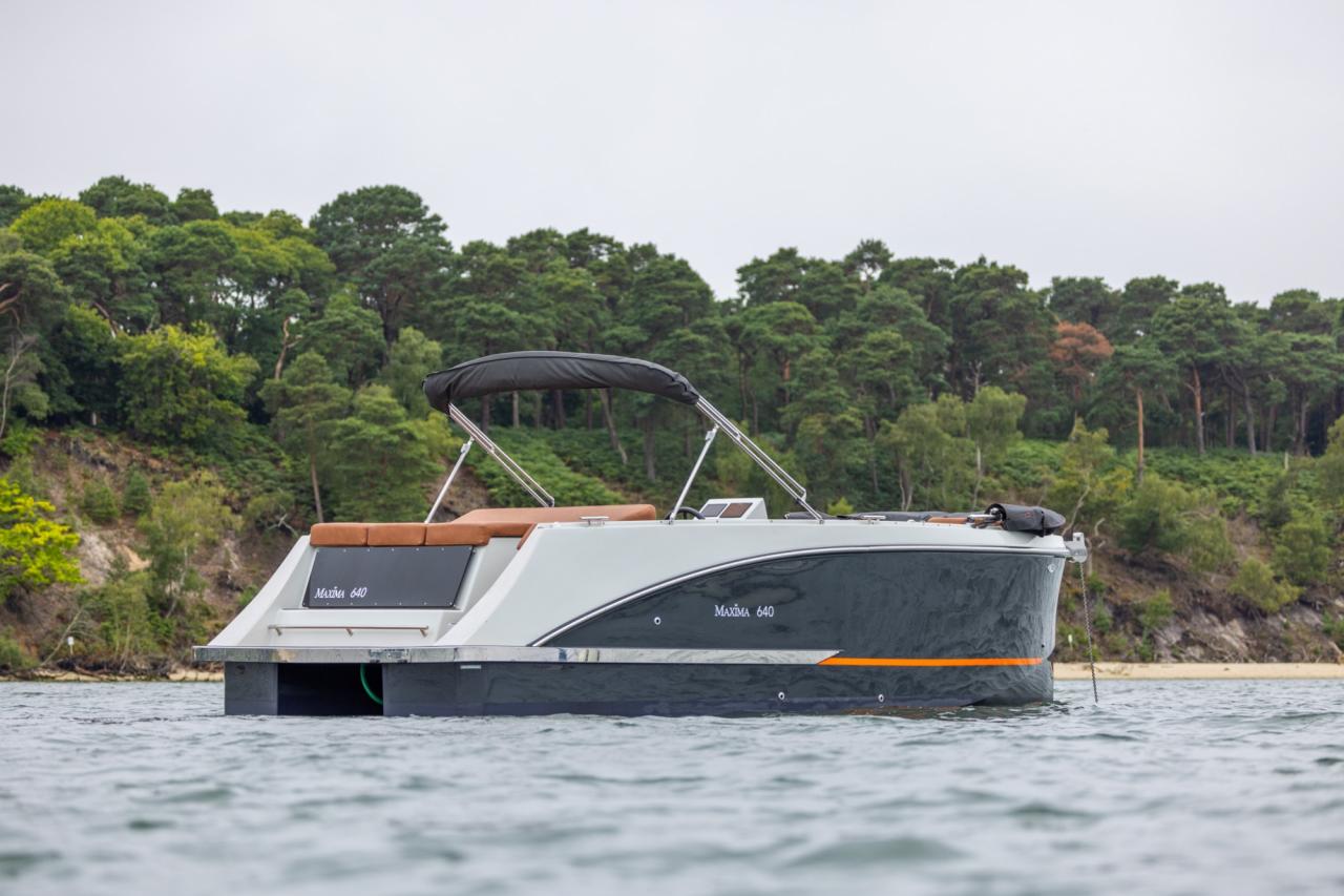 The New Maxima 640 - Base Boat Build from