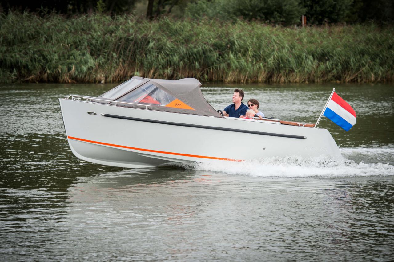 The Maxima 630 - Base Boat Build from