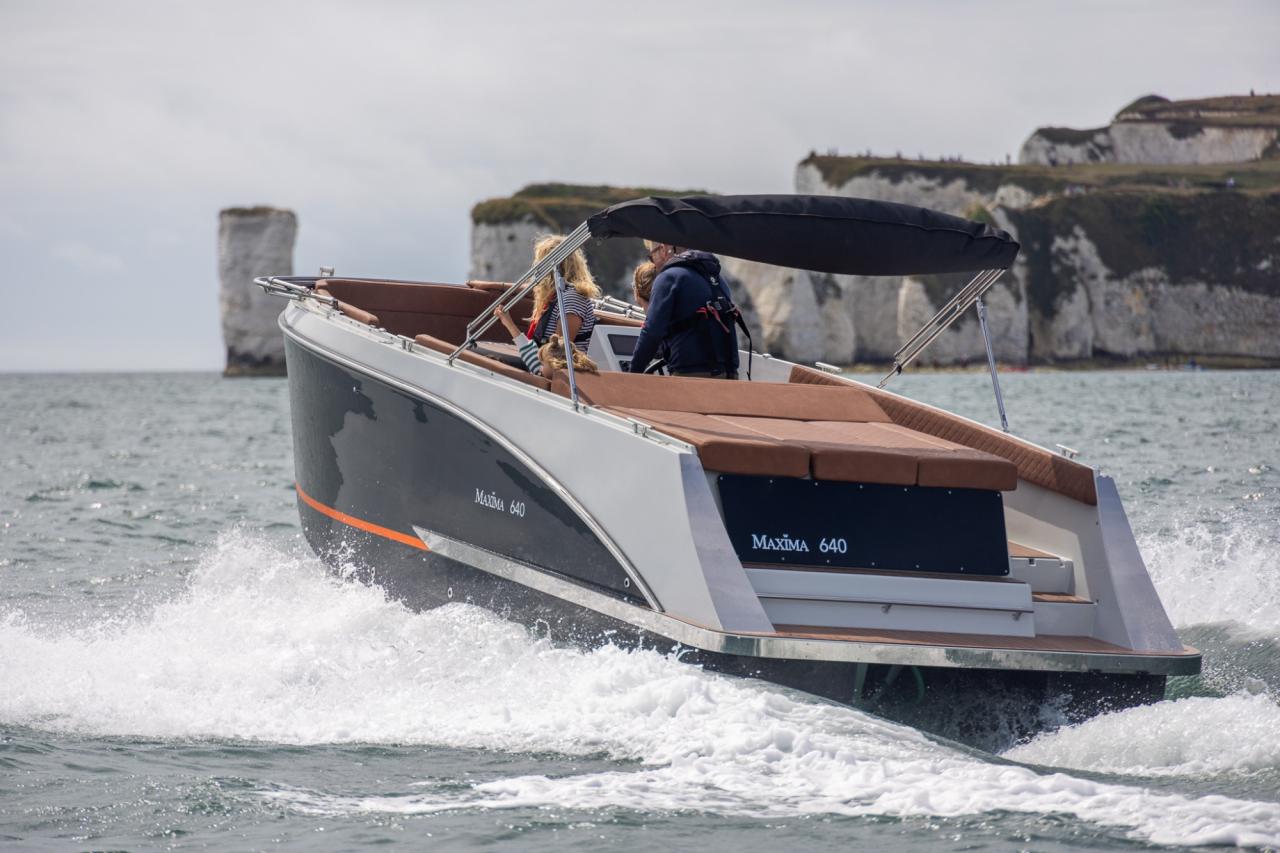 The New Maxima 640 - Base Boat Build from