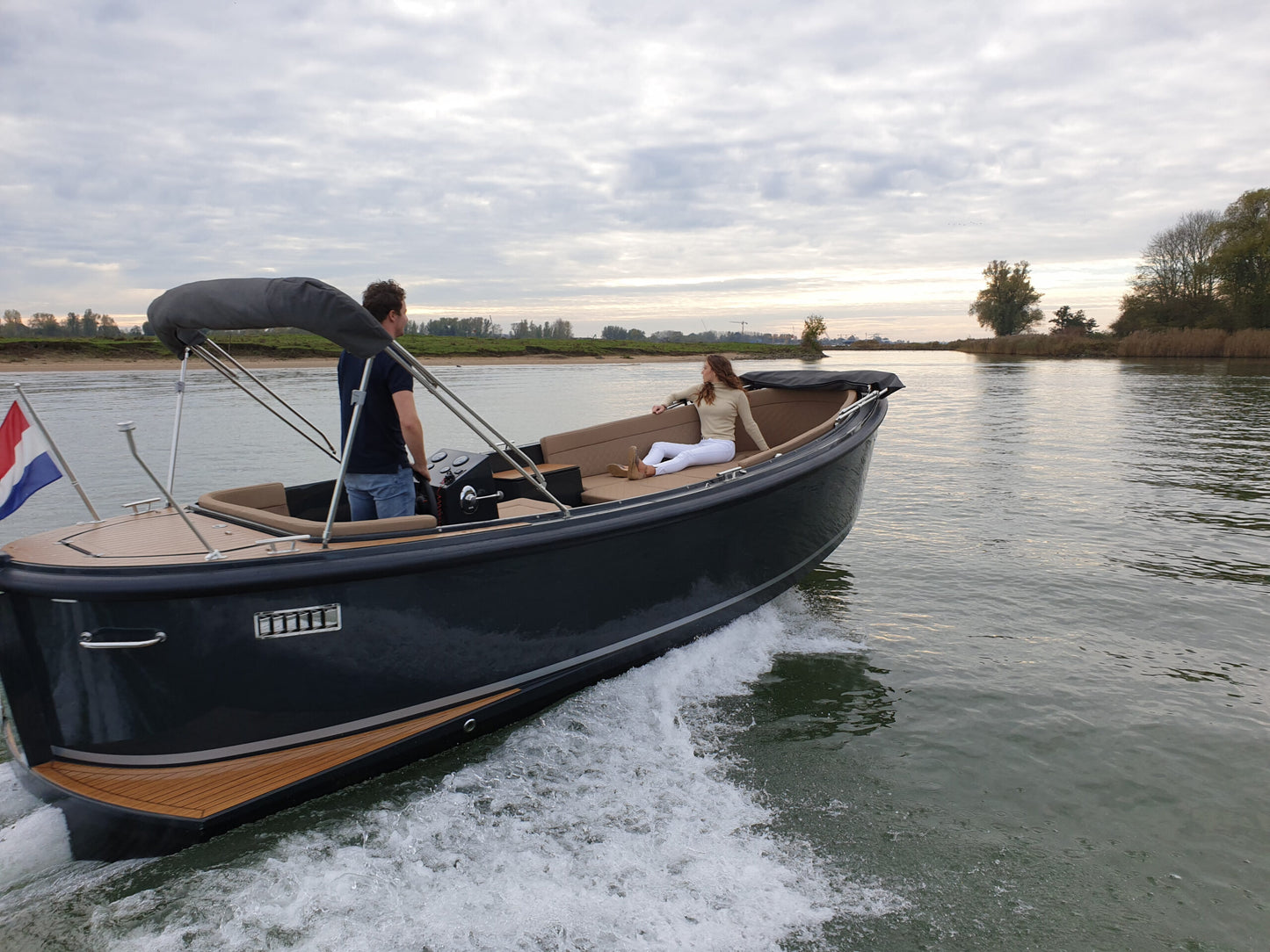 The Maxima 650 Flying Lounge - Base Boat Build from