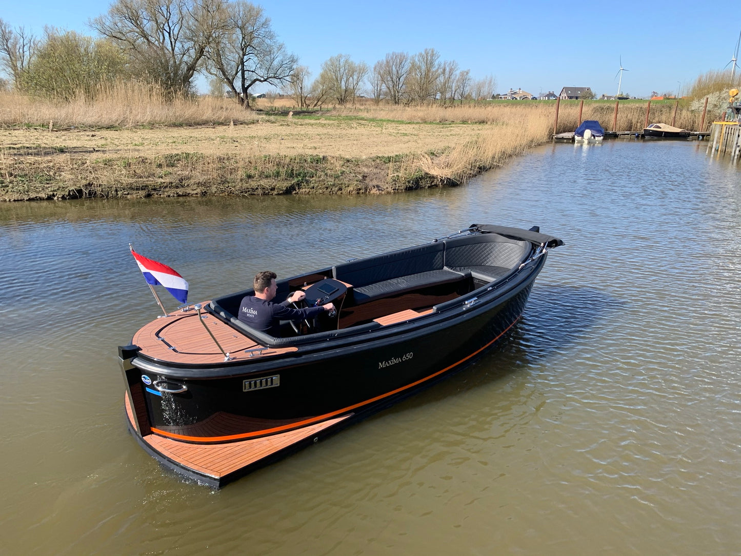 The Maxima 650 Flying Lounge - Base Boat Build from