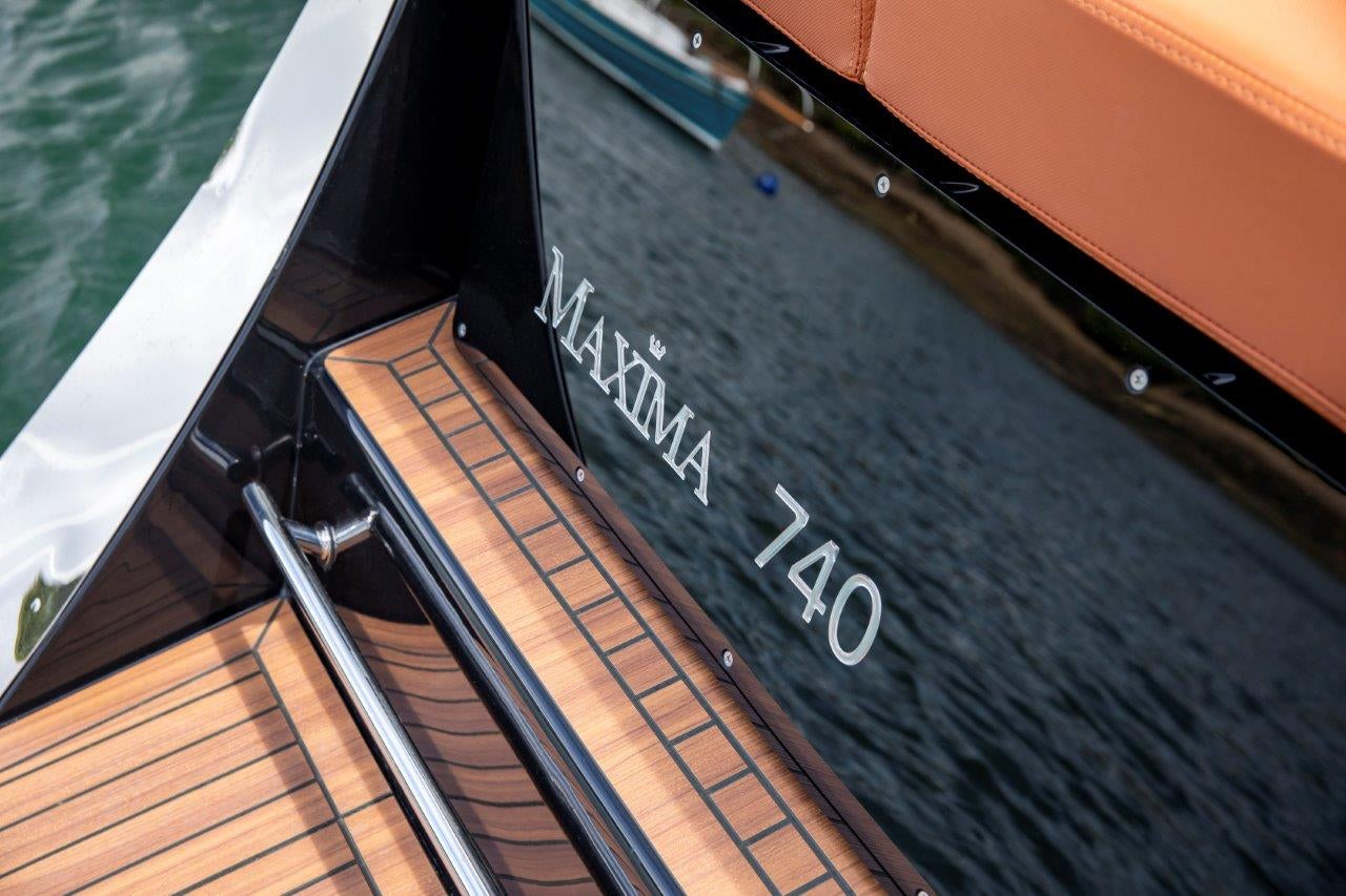 The Maxima 740 - Base Boat Build from