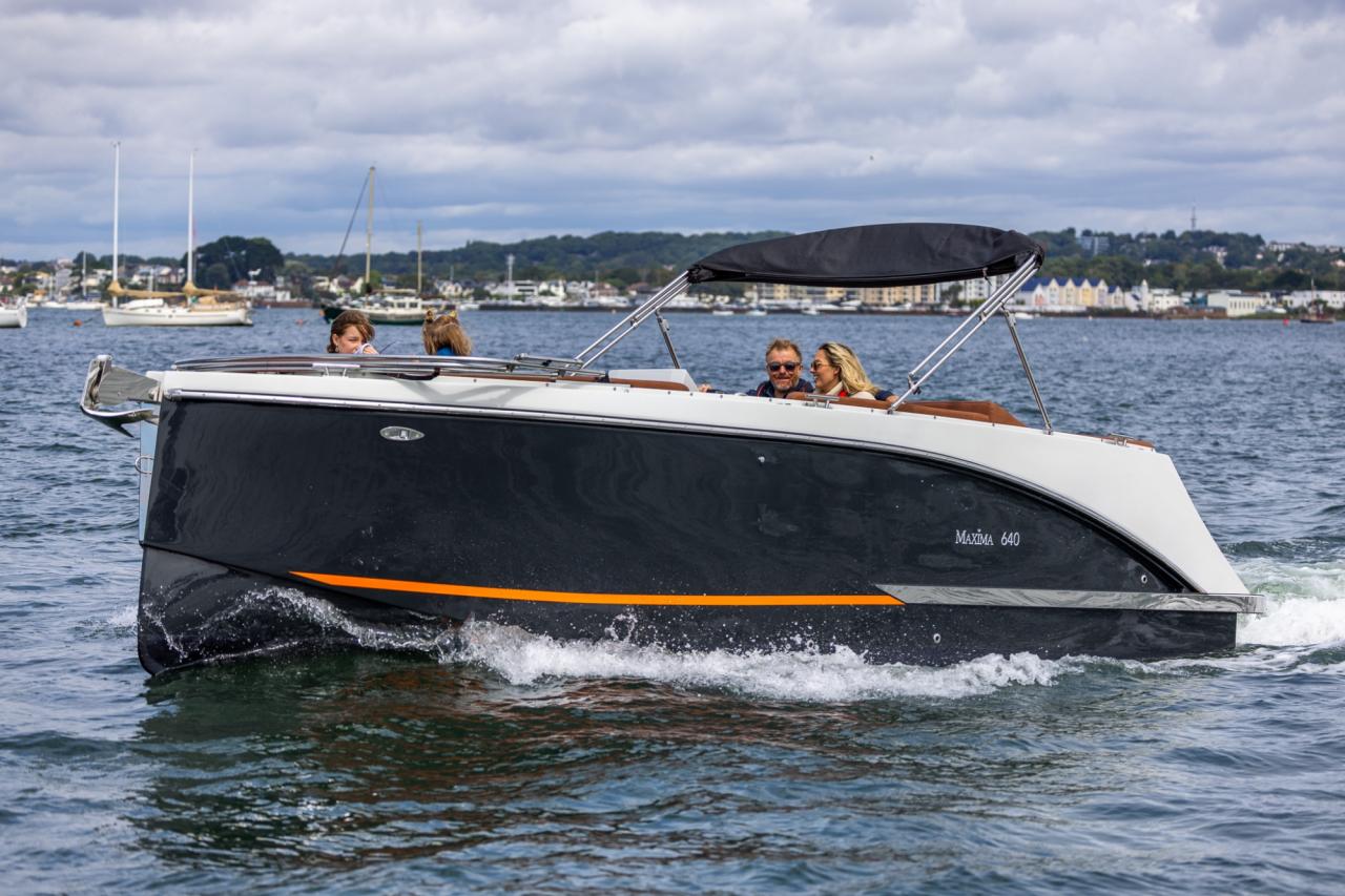 The New Maxima 640 - Base Boat Build from