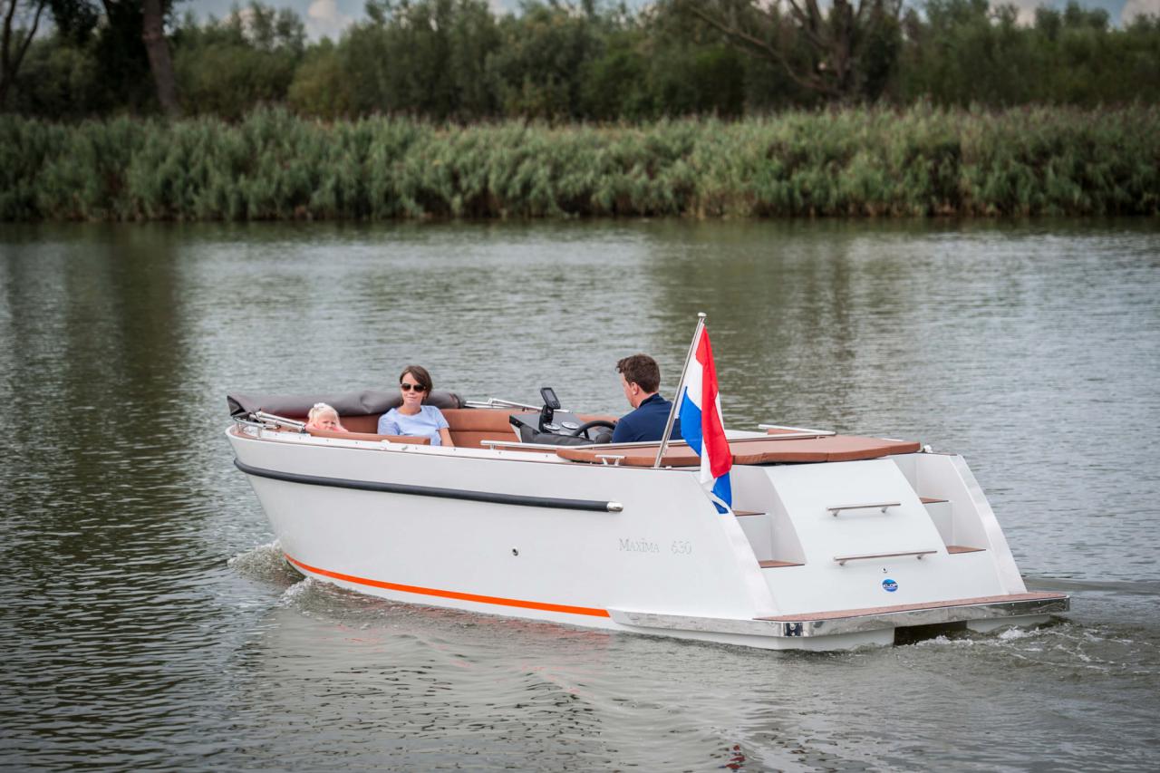 The Maxima 630 - Base Boat Build from