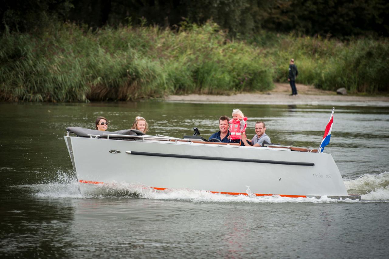 The Maxima 630 - Base Boat Build from